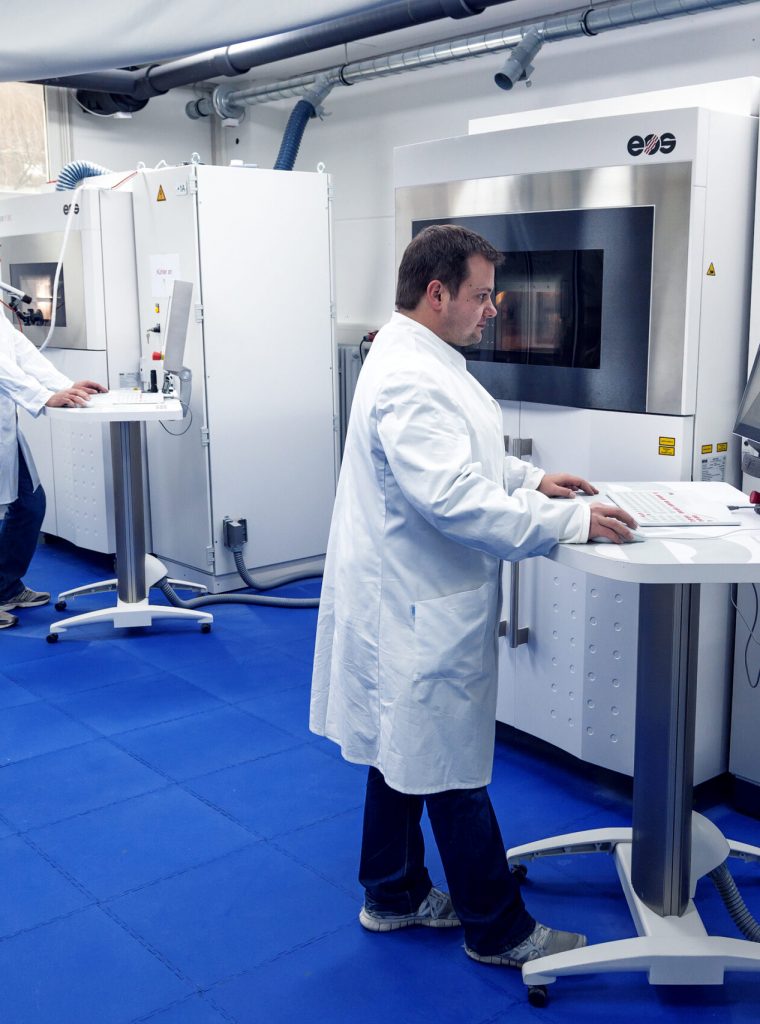 Zwei Personen in einem 3D-Druck Labor