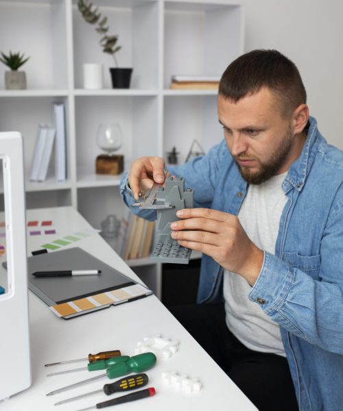 lifestyle-designer-using-3d-printer
