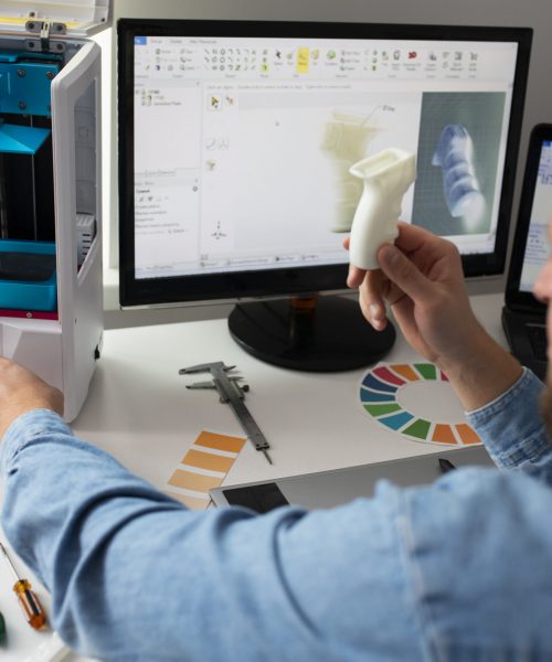 lifestyle-designer-using-3d-printer